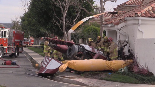 Trực thăng đâm vào nhà dân, 3 người chết